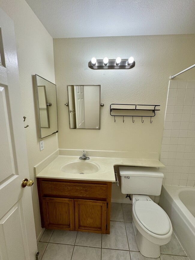 Building Photo - Spacious 3BD/2BA Home with 2-Car Garage in Desirable Antelope