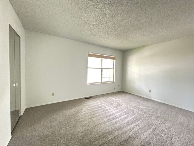Building Photo - Large 2-story townhome with finished basement & 1-car garage!