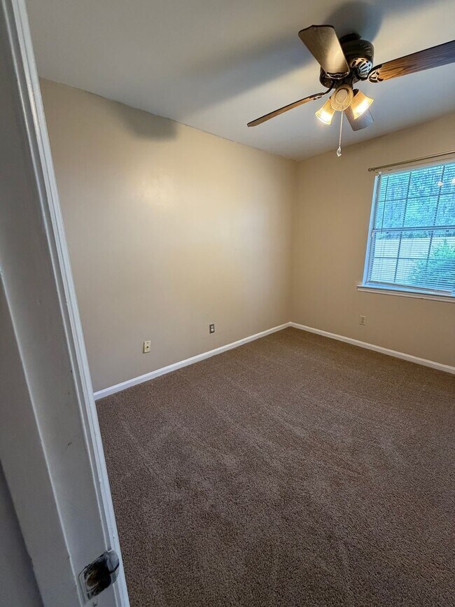 Building Photo - FOR RENT