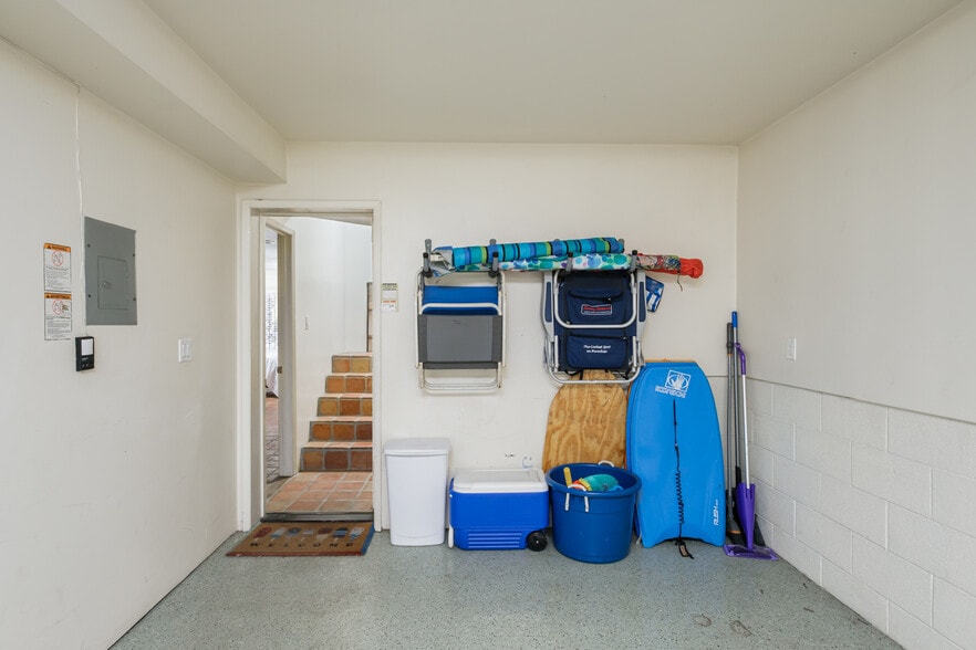 Building Photo - 732 Jersey Ct