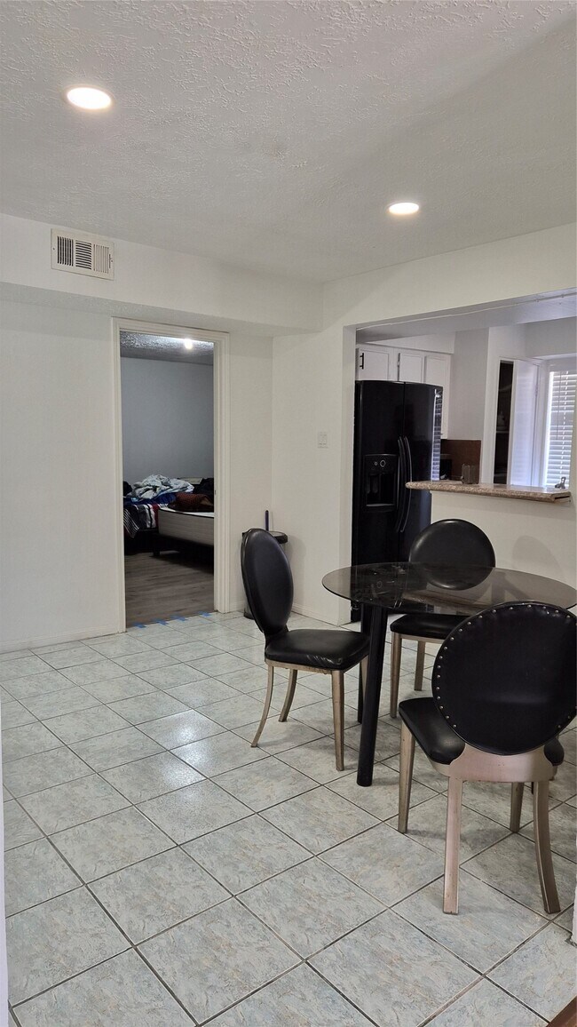 Building Photo - 8316 Beechnut St