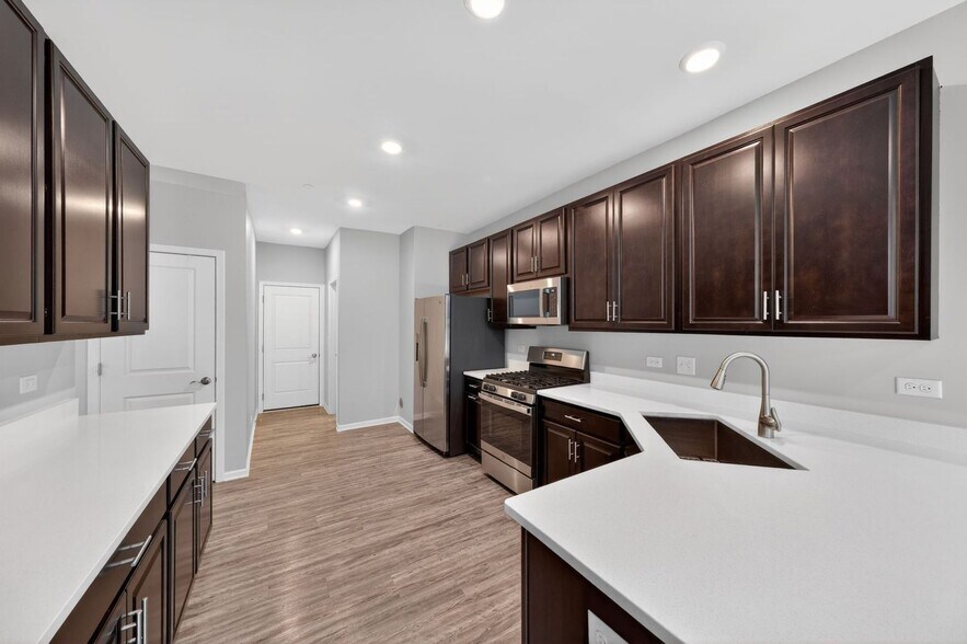 Building Photo - 1675 Kraft Ave