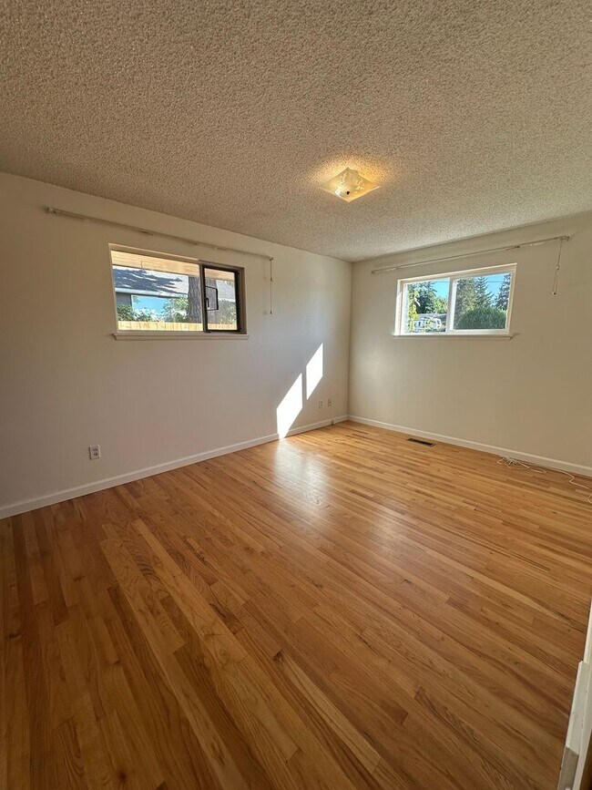 Building Photo - 3 Bedroom 1 bathroom home in Mukilteo