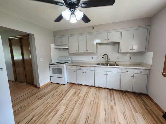 Primary Photo - DG - 4520-4522 N 84th Street