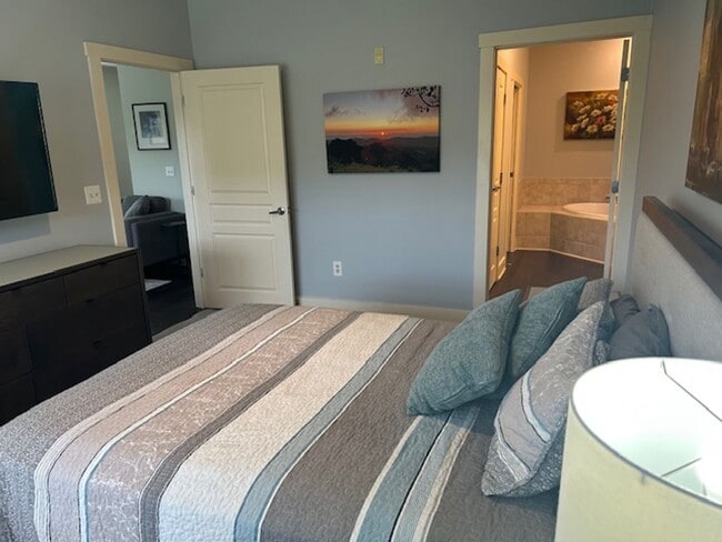 Building Photo - Asheville Furnished Rental!- Beaucatcher H...