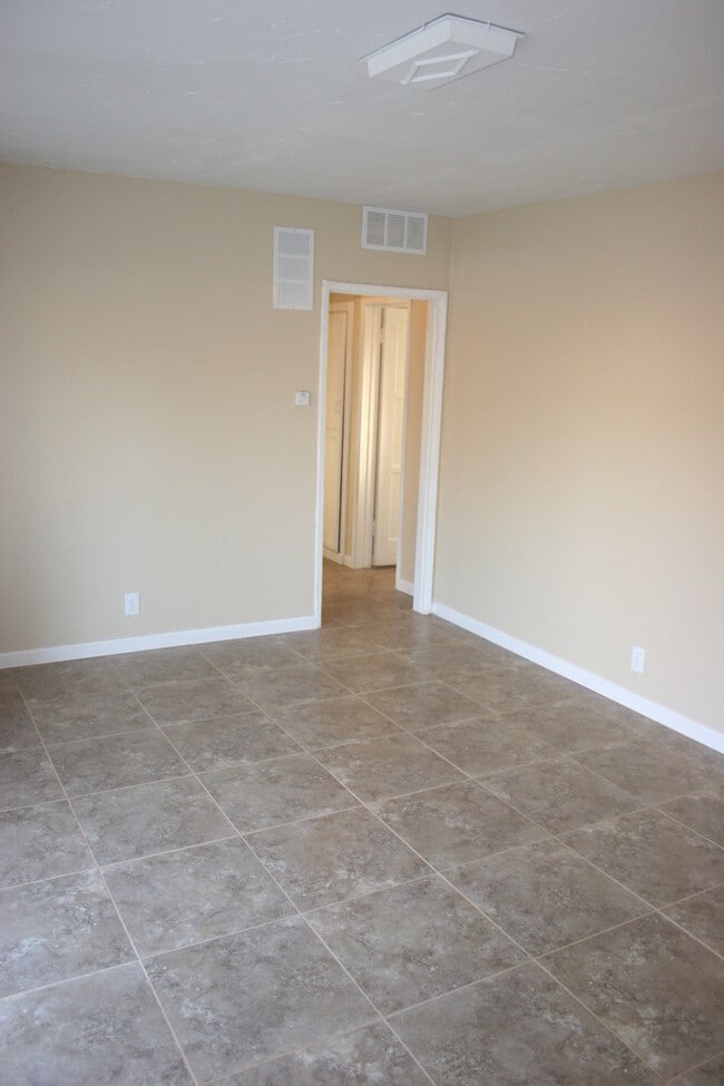 Building Photo - 3 bd 1 bath Southeast 93307 Mt. Vernon & V...