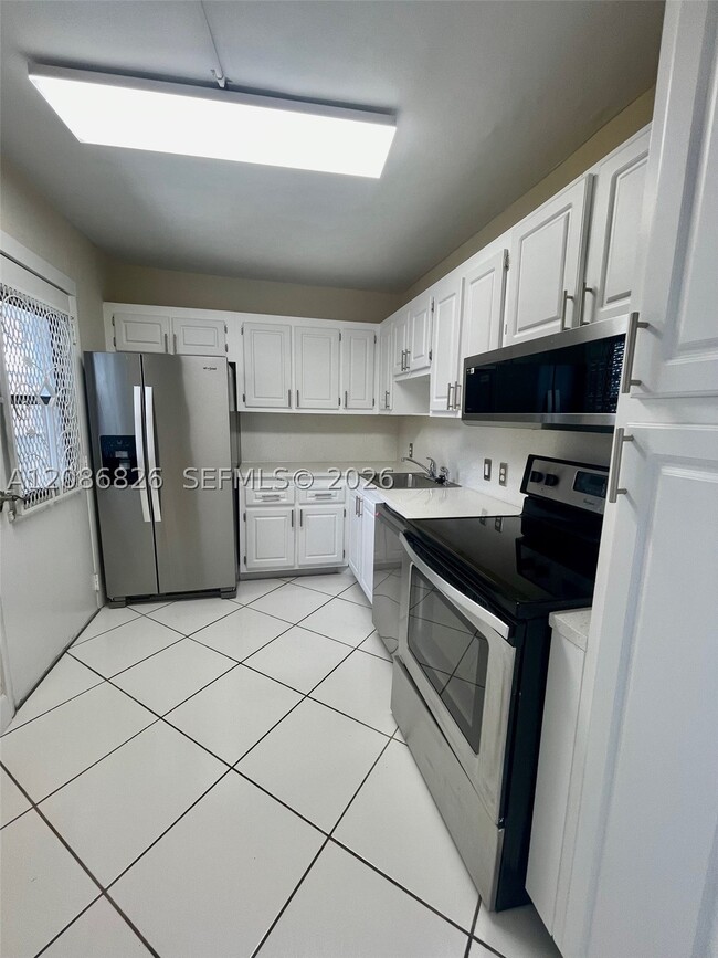 Building Photo - 20400 W Country Club Dr
