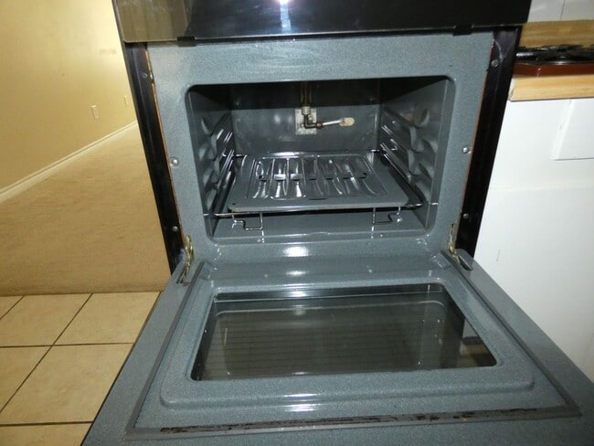 Building Photo - 2 bedroom, 1 bath