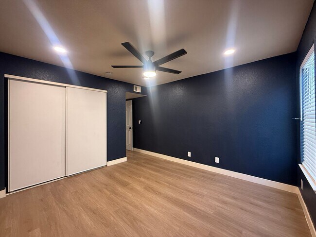 Building Photo - Recently remodeled 2-bed, 2-bath unit for rent in North Las Vegas!