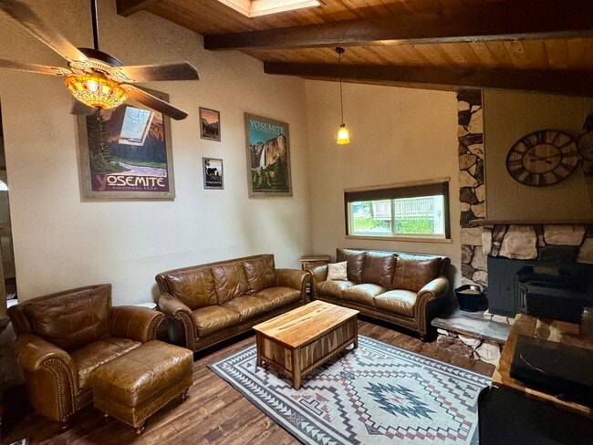 Building Photo - 19380 Pleasantview Dr