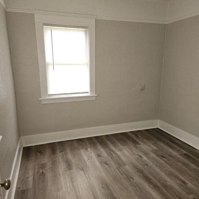 Building Photo - 401/403 Johnson