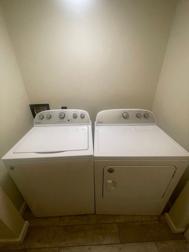 Building Photo - Spacious 4 Bedroom Home for Rent in Lake S...