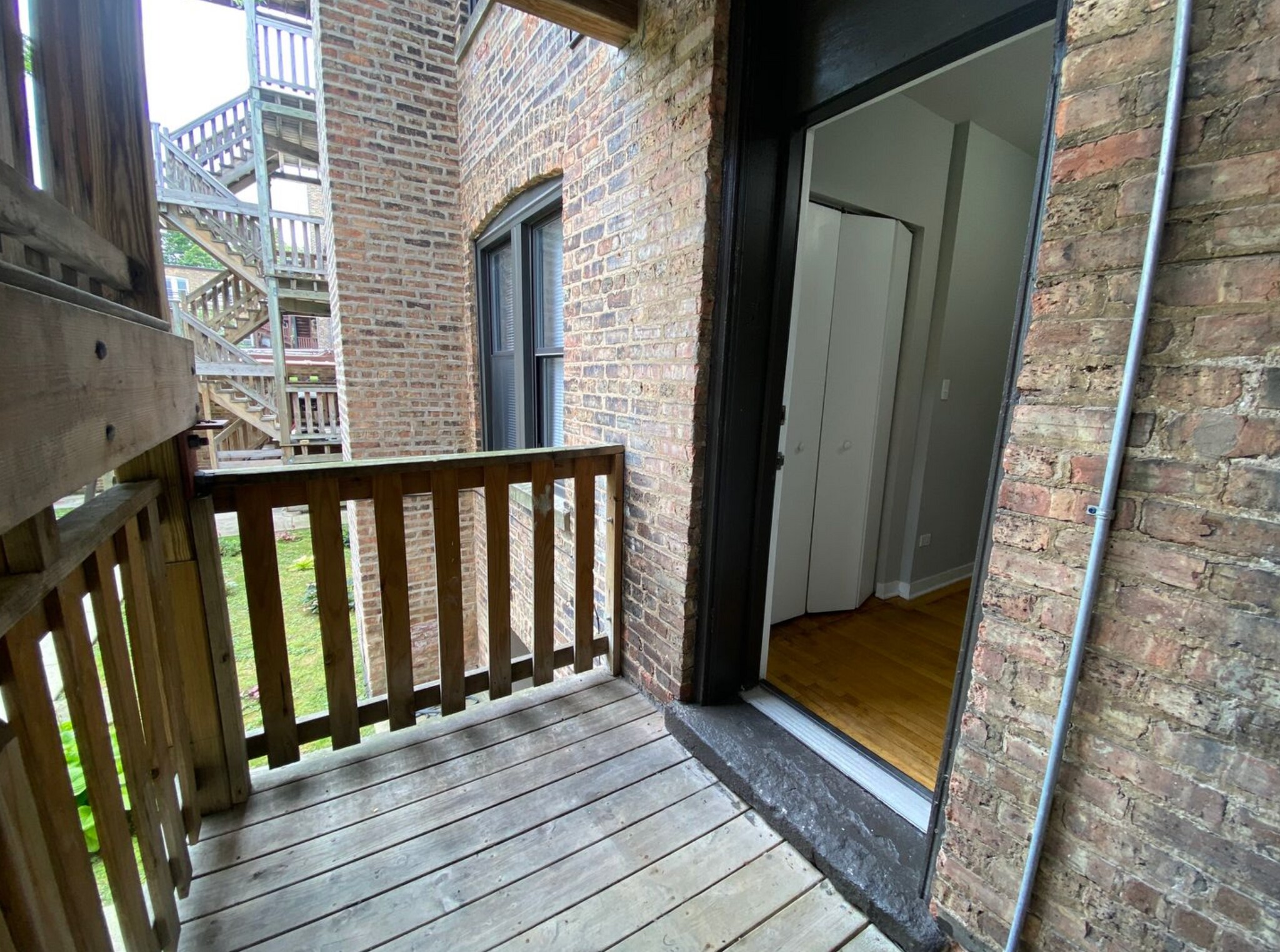 Building Photo - 2452 W Albion Ave