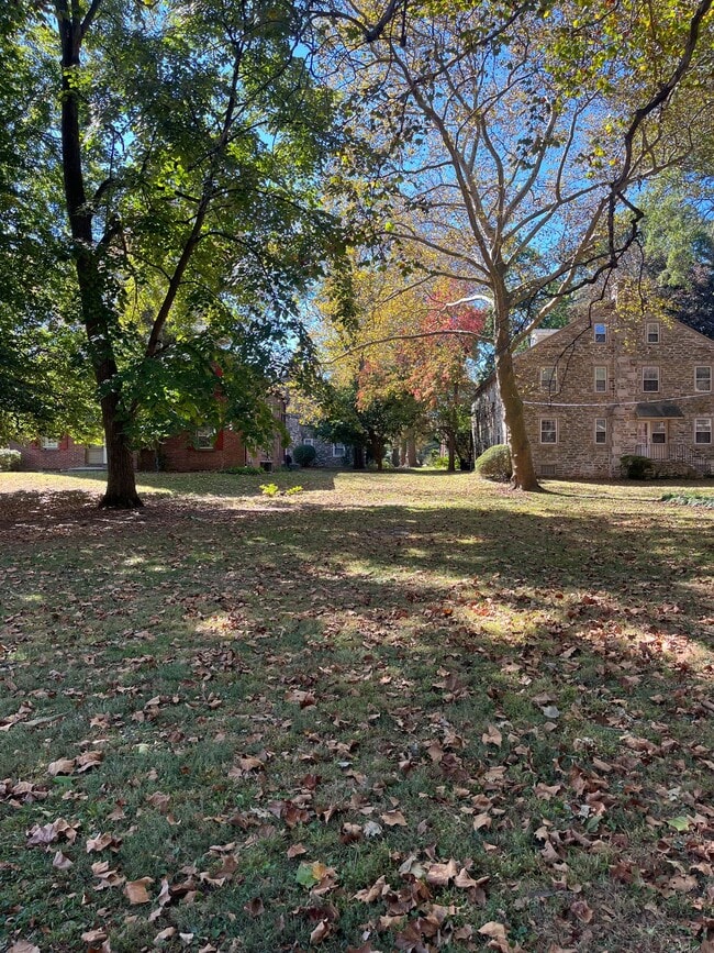 Building Photo - 2825 W Queen Ln