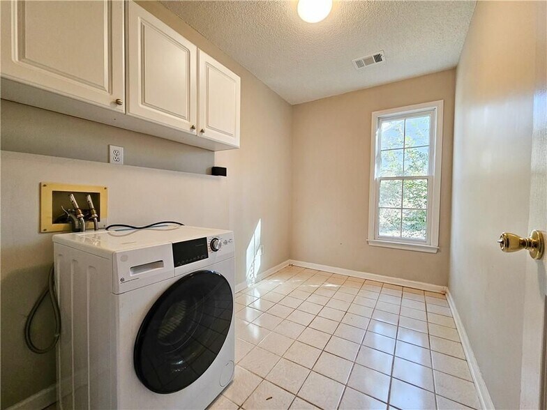 Building Photo - 2825 Binghampton Ln