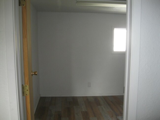 Building Photo - 400 6th St S