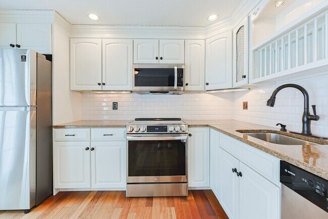 Building Photo - 835 Mt Hope St