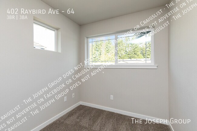 Building Photo - 402 Raybird Ave