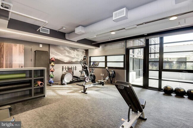 Building Photo - River-View 2BD Luxury Condo with Balcony and Parking!