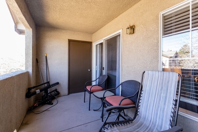 Building Photo - Beautiful upper-level condo in gated community!!!