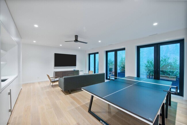 Building Photo - 60 Gansett Ln