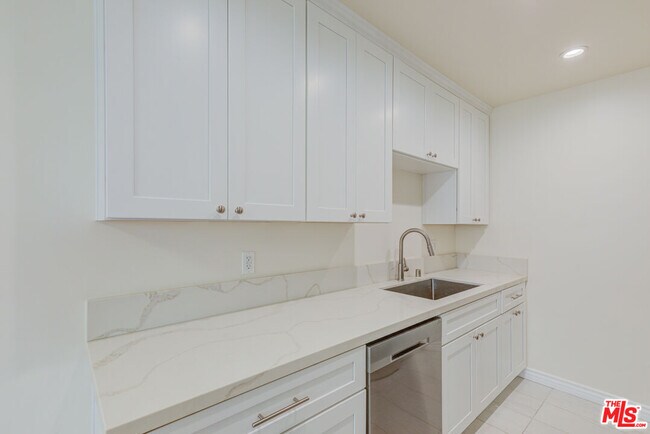 Building Photo - 1643 N Formosa Ave