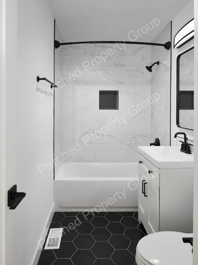 Building Photo - 1135 NE Holland St