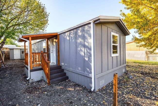 Building Photo - Cozy Home and Beautiful Spacious Yard