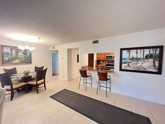 Building Photo - Furnished 2 bedroom 2 Bath condo in a Wond...