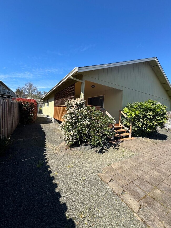 Building Photo - Hucrest 3 bedroom 2 bath home with garage