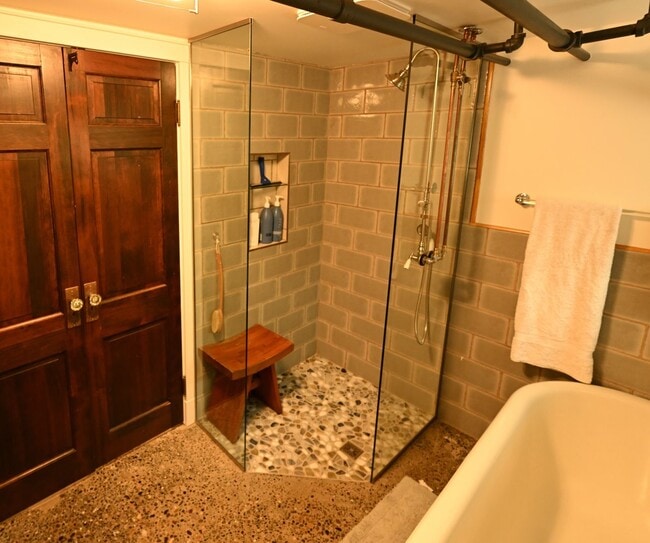 Building Photo - 3bd/2ba Seattle Home