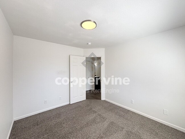 Building Photo - 700 4th St