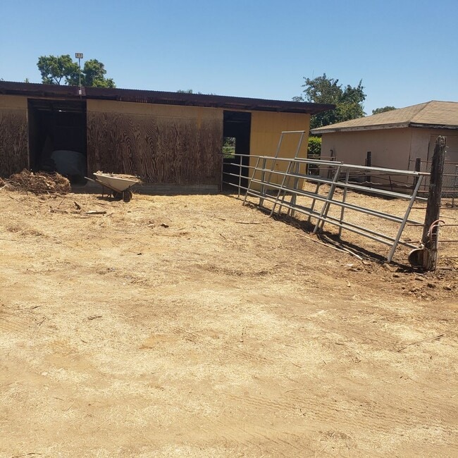 Building Photo - 3847 Vine Ave