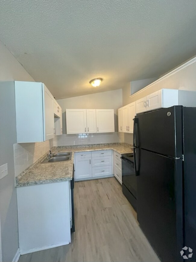 Building Photo - COMING SOON! 2 Bedrooms, 1 bathroom in Bel...