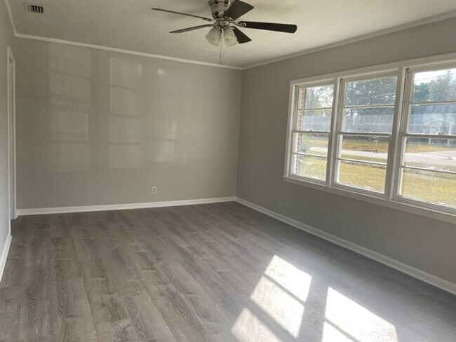 Building Photo - Charming 3BR/1.5BA Brick Home in Nashville – No Carpet & Large Yard