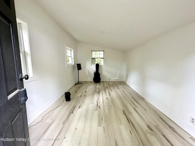 Building Photo - 527 Zena Rd
