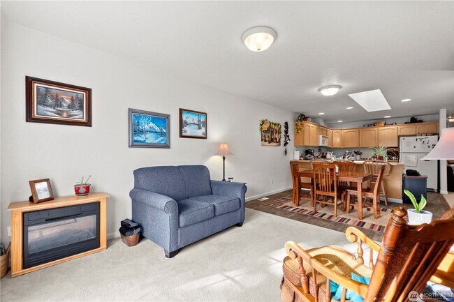 Building Photo - Quiet Updated Townhome in Prime Location!
