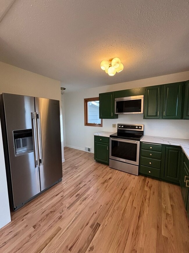 Building Photo - 5 BED | 3 BATH | CARPORT | WEST RAPID