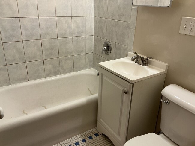 Building Photo - 3 Bedroom Single Family Home