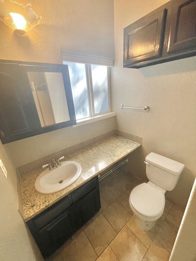 Building Photo - 3 bedroom 2 bathroom house