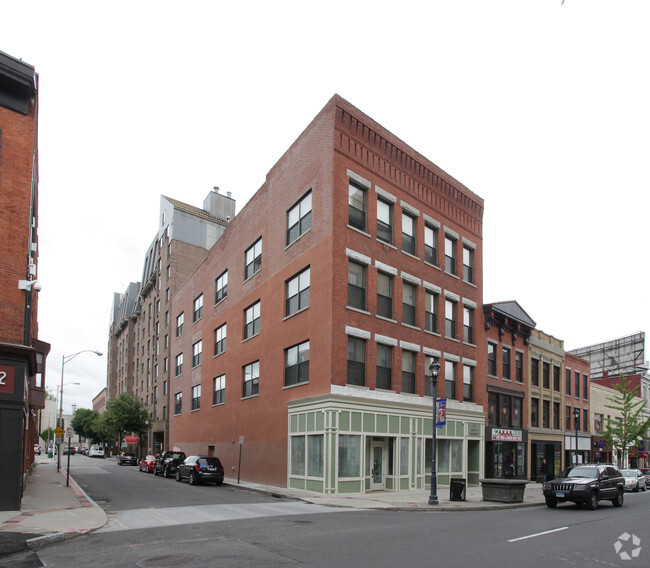 Primary Photo - Bank Street Apartments