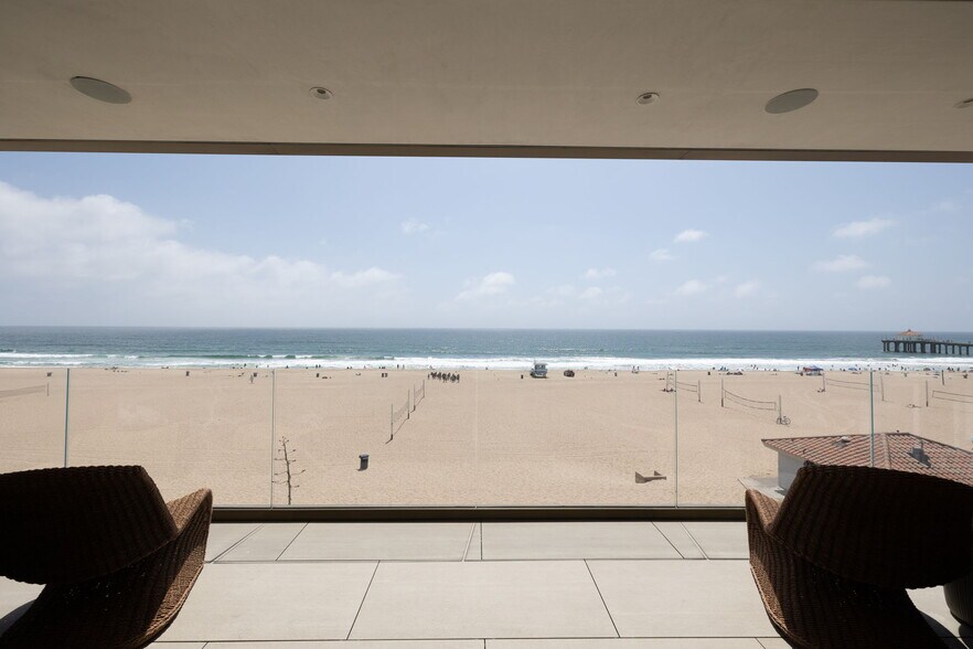 Building Photo - 716 The Strand