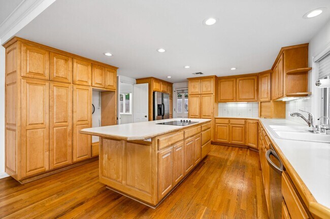Building Photo - Spacious Two-Story 5 BD/3 BA Home in Desirable East Bluff Neighborhood