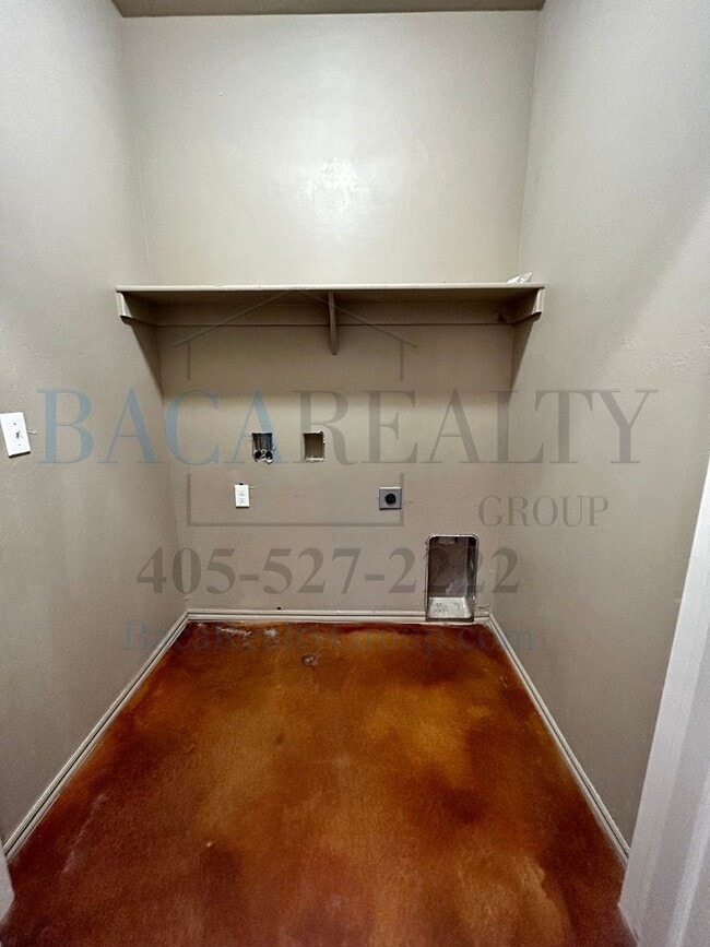 Building Photo - 3BR 2BA duplex with 2 car garage!!