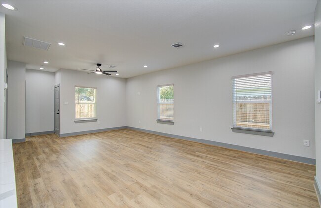 Building Photo - 837 S Victory Dr