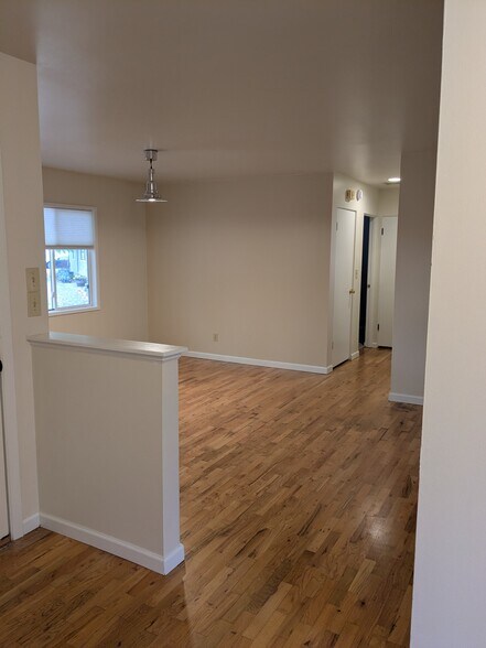 Living - 5220 SW Franklin Ave