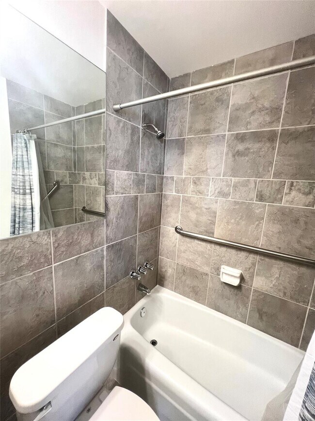 Building Photo - 6600 NE 22nd Way