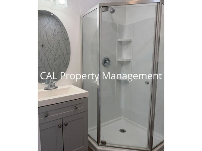Building Photo - Modern Studio Back Unit, All Utilities Included