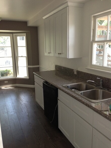 Building Photo - 5551 Noble Ave