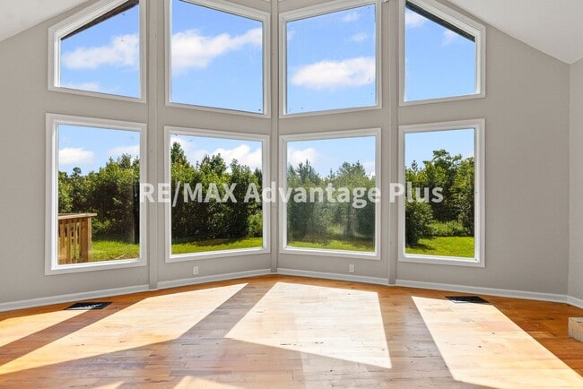 Building Photo - Picturesque 3-Bedroom Home with Cathedral ...